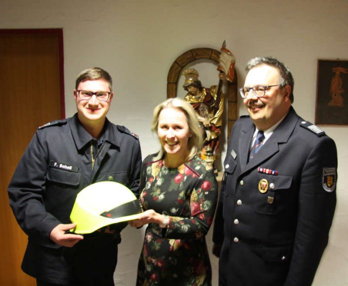 Symbolische Übergabe eines Einsatzhelms an Florian Schell (Foto: Kreisverwaltung Südwestpfalz)