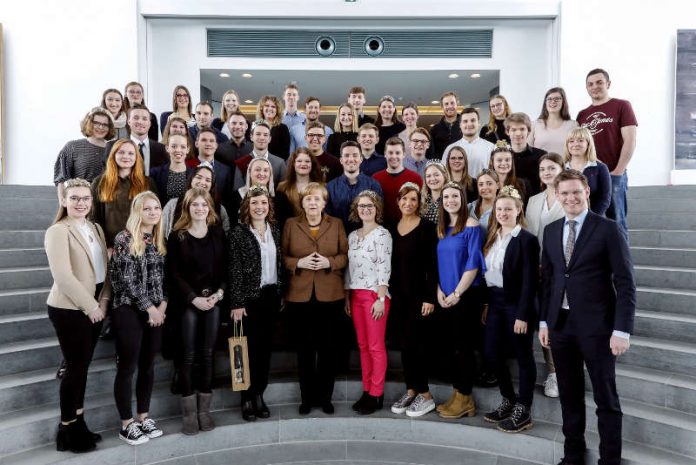 Bundeskanzlerin Dr. Angela Merkel und Johannes Steiniger MdB mit Weinköniginnen, Weinprinzessinnen und Hoheiten aus dem Wahlkreis Neustadt-Speyer. (Foto: Bundesregierung/Jochen Eckel)