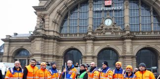 Vorstellung des neuen Reinigungskonzeptes für den Bahnhofsvorplatz: Rosemarie Heilig und Dirk Remmert mit FES-Mitarbeitern (Foto: FES)