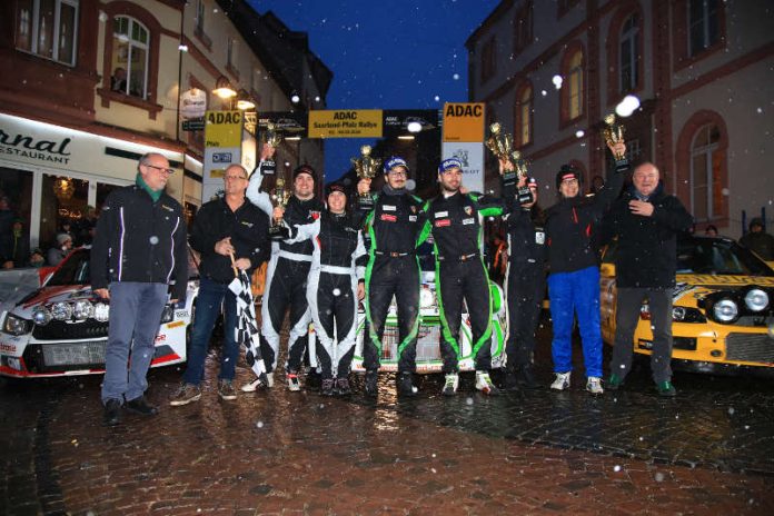 Siegerfoto Gesamtklassement, ADAC Saarland-Pfalz Rallye 2018 (Foto: ADAC Motorsport) Siegerfoto Gesamtklassement, ADAC Saarland-Pfalz Rallye 2018 (Foto: ADAC Motorsport)