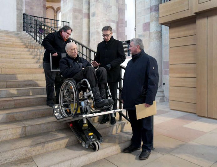 Die Treppenraupe im Einsatz v.l.n.r.: Markus Belz (Domsakristan), Stefan Dreeßen (Behindertenseelsorge), Peter Schappert (Domkustos), Karl-Markus Ritter (Europäische Stiftung Kaiserdom zu Speyer) (Quelle: © Domkapitel Speyer, Foto: Klaus Landry) Die Treppenraupe im Einsatz v.l.n.r.: Markus Belz (Domsakristan), Stefan Dreeßen (Behindertenseelsorge), Peter Schappert (Domkustos), Karl-Markus Ritter (Europäische Stiftung Kaiserdom zu Speyer) (Quelle: © Domkapitel Speyer, Foto: Klaus Landry)