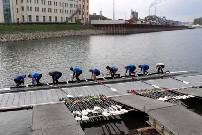 Im Karlsruher Rheinhafen ist auch oft der Achter, die Königsklasse des Rudersports, zu beobachten (Foto: KRV Wiking e.V. / KRA e.V.)
