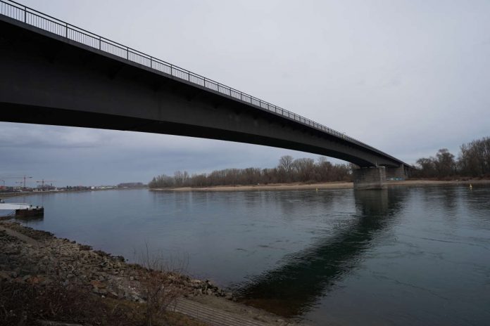 Die Salierbrücke zwischen Speyer und Altlußheim-Lußhof (Foto: Reinhard Schnell)