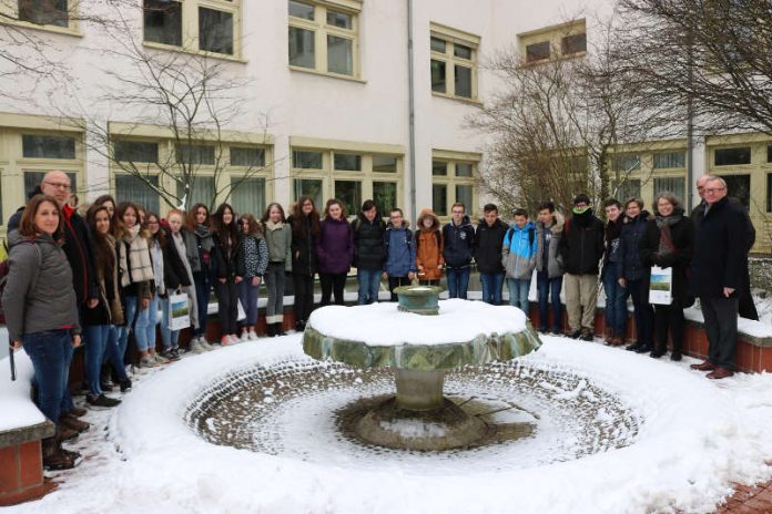 Landrat Ernst Walter Görisch (r.) begrüßte die französische Schülergruppe bei eisigen Temperaturen in der Kreisverwaltung. (Foto: Simone Stier)