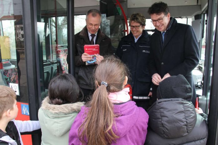 Peter Mültin vom KVV, Nicole Mellert vom Referat Prävention des Polizeipräsidiums Karlsruhe und Dr. Alexander Pischon, Geschäftsführer des Karlsruher Verkehrsverbunds, während der heutigen Schulung. (Foto: KVV)