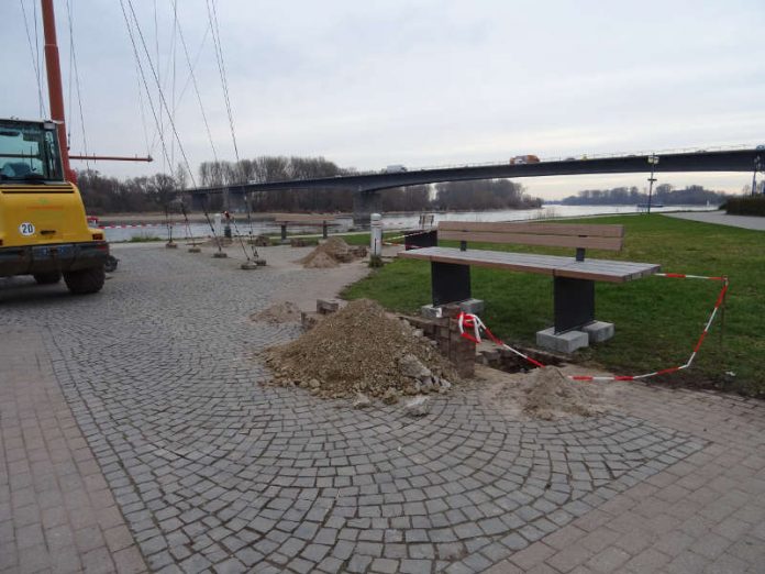 Neue Sitzbänke am Flaggenmast (Foto: Stadt Speyer)