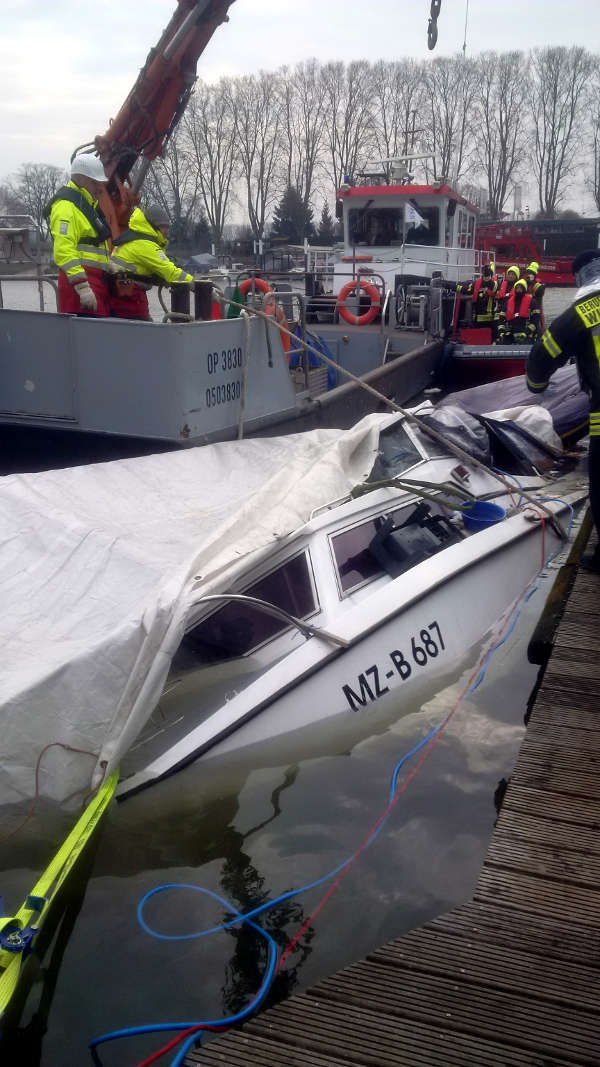 Bergung des sinkenden Sportbootes (Foto: Bereitschaftspolizei)