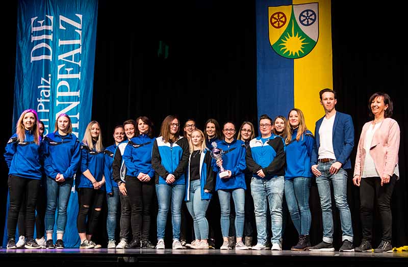 Sportler des Jahres 2017 im Donnersbergkreis: rechts Christel Diefenbach, Tom Holzmann und die Fussballerinnen des FC Marnheim. (Foto: Helmut Dell)