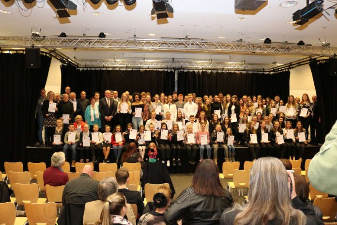 Die erfolgreichen Sportlerinnen und Sportler aus dem Landkreis Alzey-Worms wurden mit Plaketten und Urkunden geehrt (Foto: Kreisverwaltung Alzey-Worms)