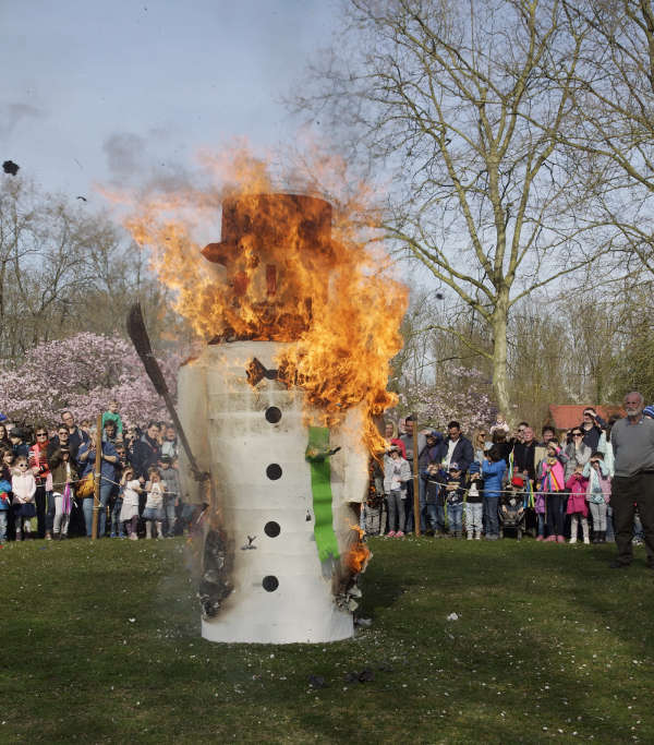 Der Winter wird verbrannt (Foto: Freizeitbetriebe Worms GmbH)