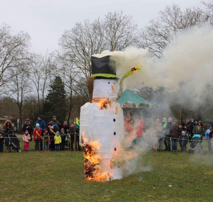 Starke Windböen wirbelten den Ablauf durcheinander - dem „Winter“ nütze dies nichts, ihm wurde der Garaus gemacht. (Foto: Freizeitbetriebe Worms GmbH)