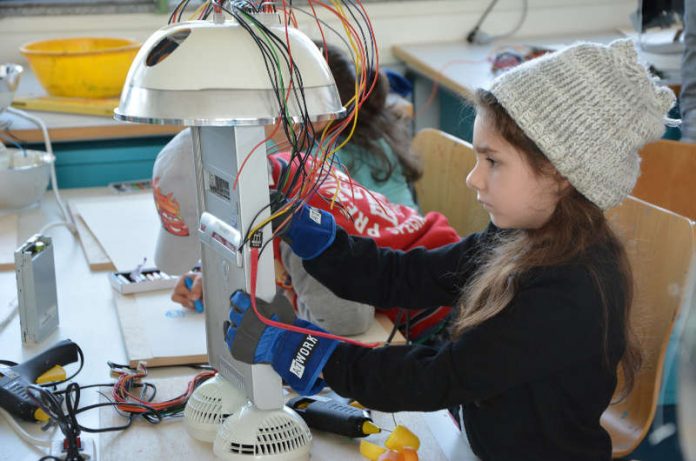 Technik zum Anfassen und Begreifen: Roboterwerkstatt von Prof. Patricia Hoeppe - Impressionen aus einer Märzveranstaltung von „Technik ist cool“. (Foto: Sebastian Wolf | Frankfurt UAS)