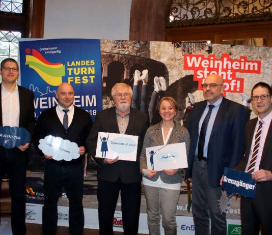 von links: Henning Paul (Geschäftsführer Badischer Turner-Bund), Jürgen Kirchner (Bürgermeister Hemsbach), Gerhard Mengesdorf (Präsident Badischer Turner-Bund), Carmen Harmand (Leiterin Amt für Bildung und Sport der Stadt Weinheim), Heiner Bernhard (Oberbürgermeister Weiheim) und Manuel Just (Bürgermeister Hirschberg) (Foto: Badischer Turner-Bund)