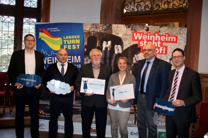 von links: Henning Paul (Geschäftsführer Badischer Turner-Bund), Jürgen Kirchner (Bürgermeister Hemsbach), Gerhard Mengesdorf (Präsident Badischer Turner-Bund), Carmen Harmand (Leiterin Amt für Bildung und Sport der Stadt Weinheim), Heiner Bernhard (Oberbürgermeister Weiheim) und Manuel Just (Bürgermeister Hirschberg) (Foto: Badischer Turner-Bund)