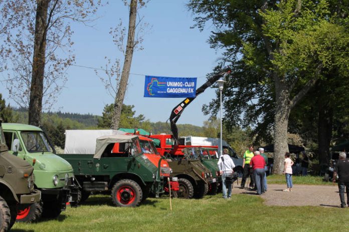 Ausgestellte Unimogs an der Esthaler Waldfesthalle (Foto: UCG Regionalgruppe Pfalz) Ausgestellte Unimogs an der Esthaler Waldfesthalle (Foto: UCG Regionalgruppe Pfalz)
