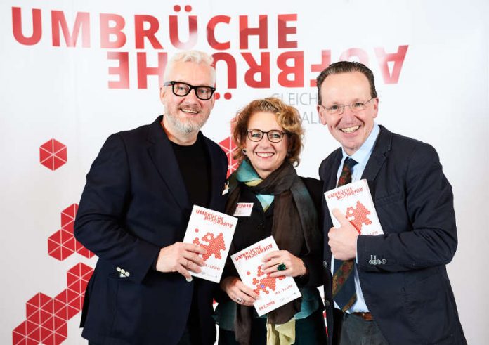 Peter Spuhler (Generalintendant STAATSTHEATER KARLSRUHE), Dr. Susanne Asche (Leiterin Kulturamt Stadt Karlsruhe), Dr. Albert Käuflein (Bürgermeister der Stadt Karlsruhe). (Foto: Arno Kohlem)