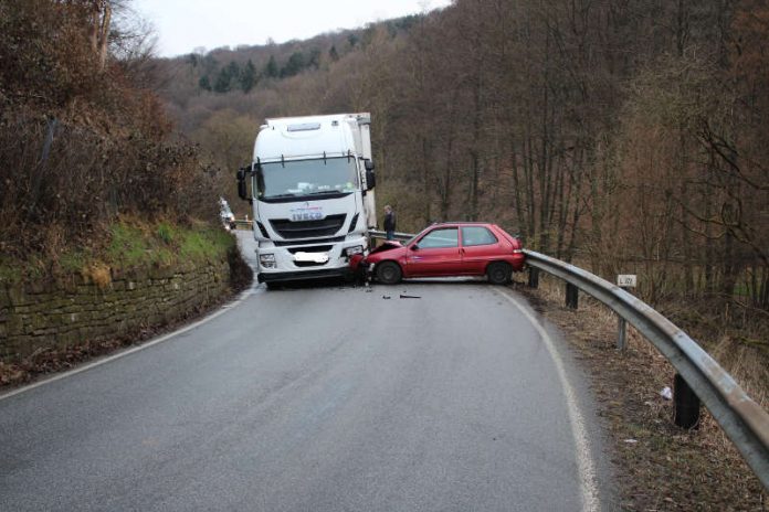 Bild von der Unfallstelle (Foto: Polizei RLP) Bild von der Unfallstelle (Foto: Polizei RLP)