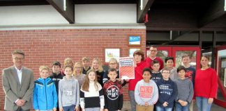 Die Schülerinnen und Schüler der Schule am Schlossplatz Limbach bei der Urkundenübergabe (Foto: Landratsamt Neckar-Odenwald-Kreis)