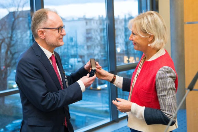 Bildunterschrift: IHK-Präsidentin Dr. Kristina Sinemus überreicht Unternehmer Stefan Pollmeier aus Ober-Ramstadt die silberne Ehrennadel. (Foto: IHK Darmstadt / Markus Schmidt)