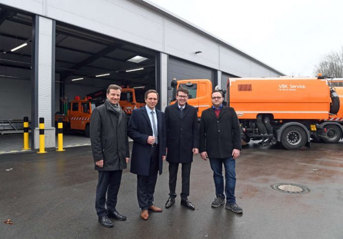 Die VBK-Geschäftsführung Ascan Egerer, Christian Höglmeier und Alexander Pischon sowie Projektleiter Benjamin Nothacker (v.l.n.r.) weihten heute die neue Bahnmeisterei in der Maybachstraße ein (Foto: VBK)