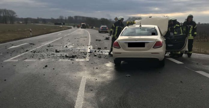 Ein Taxi und ein VW Polo kollidierten frontal miteinander. Der Polo überschlug sich (Foto: Polizei RLP)