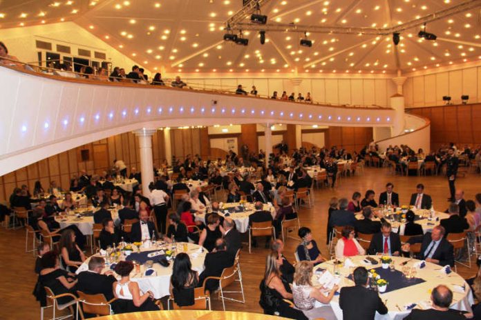 Volle Stadthalle (Foto: Stabsfeldwebel Frank Wiedemann) Volle Stadthalle (Foto: Stabsfeldwebel Frank Wiedemann)