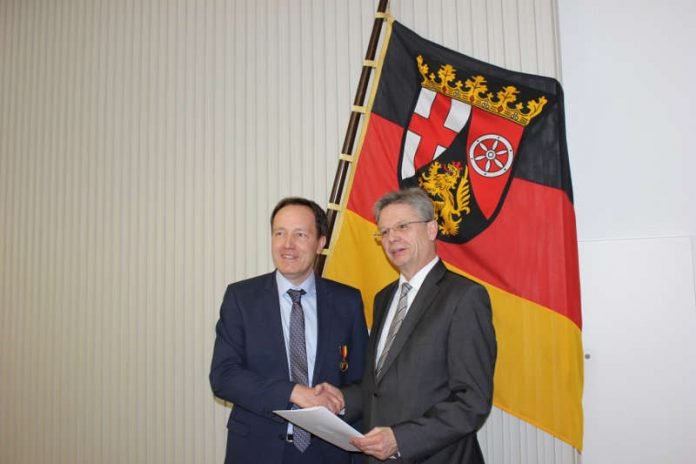 v.l.: Dr. Ingo Böhn, Prof. Dr. Hans-Jürgen Seimetz (Foto: SGD Süd)