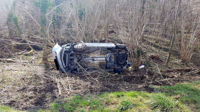 Der verunfallte PKW (Foto: Feuerwehr Waldsee)