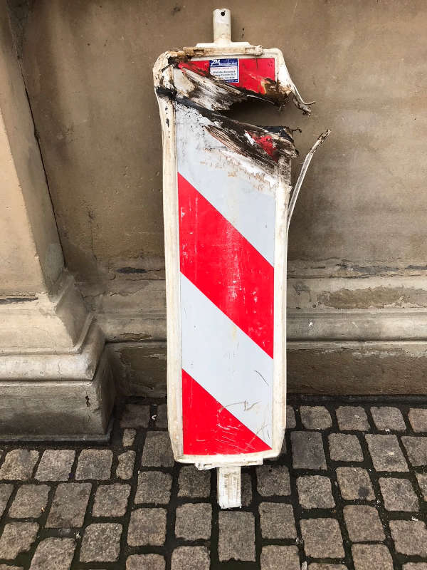 Warnbake, die überfahren wurde (Foto: Bundespolizeiinspektion Kaiserslautern) Warnbake, die überfahren wurde (Foto: Bundespolizeiinspektion Kaiserslautern)