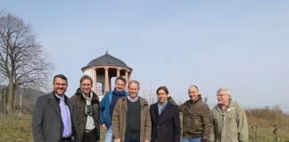 Die Weinberge am Sonnenweg steht eine große Zukunft bevor (v.li.: OB Marc Weigel, Clement Heber (GNOR), Dr. Andreas Bauer (Pollichia), Steffen Christmann (Weingut A. Christmann), Philipp David Catoir (Weingut Müller-Catoir), Klaus Hünerfauth (Umweltabteilung), Fritz Thomas (Pollichia). (Foto: Stadtverwaltung Neustadt)