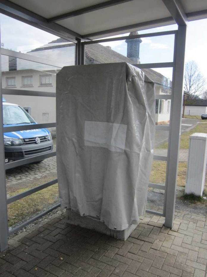 Beschädigter Fahrkartenautomat am Bahnhaltepunkt Buchenau vorübergehend außer Betrieb; Quelle: Bundespolizei