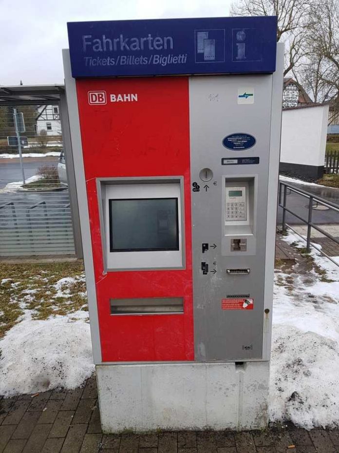 Fahrkartenautomat am Bahnhaltepunkt Ernsthausen im Fokus der Automatenknacker - Quelle: Bundespolizei