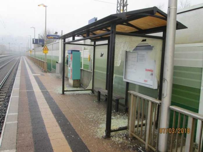 erstörte Scheiben (2m x 1m) am Bahnsteig 1 am Bahnhaltepunkt Burghaun; Quelle: Bundespolizei