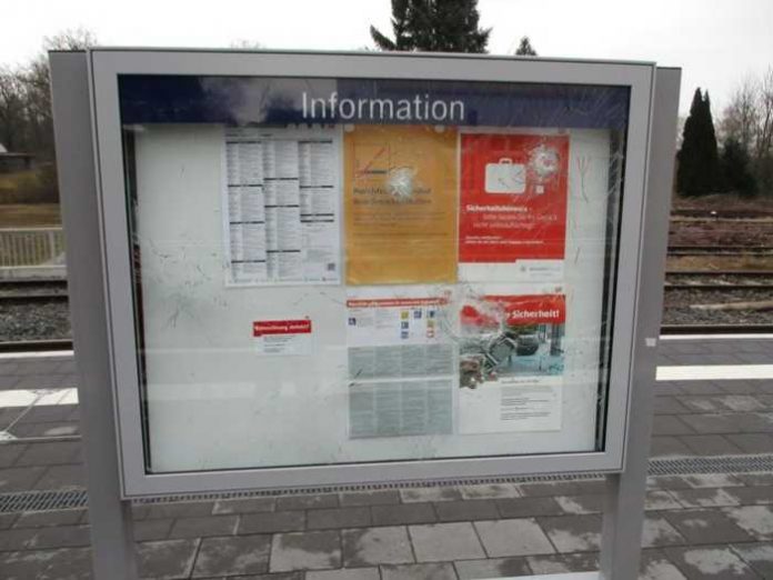 Das Ergebnis von Vandalen; Beschädigte Vitrine im Bahnhof Hungen; Quelle: Bundespolizei