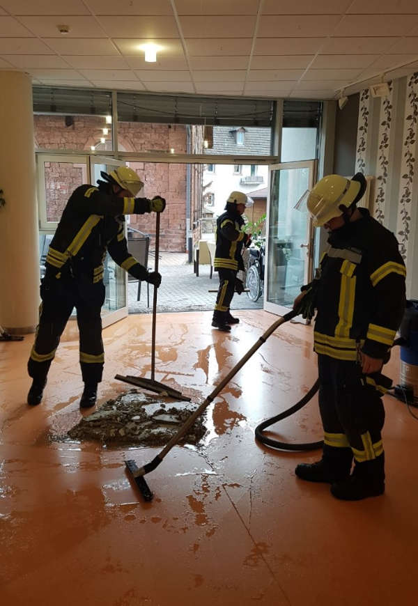 Eine abgehängte Decke stürzte teilweise ein (Foto: Presseteam der Feuerwehr VG Lambrecht)