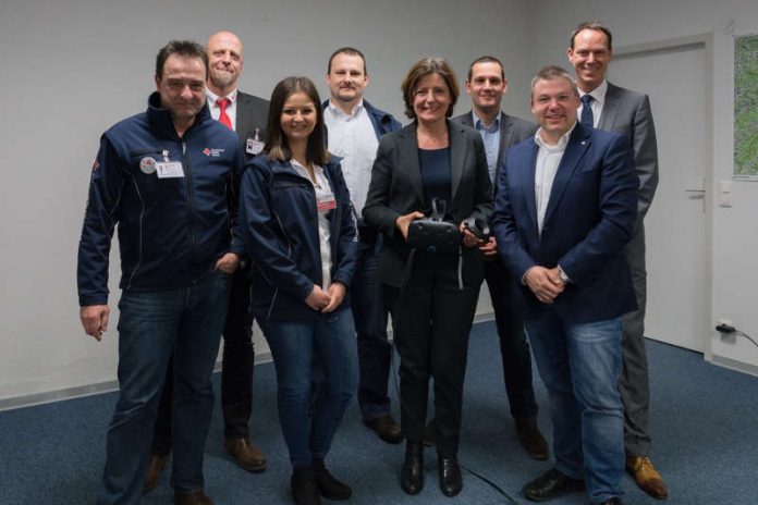 v.l.n.r.: Mathias Hirsch (stv. Leiter Rettungsdienst & Ressortleiter Ausbildung, Hans-Jörg Kappaun (Leiter Leitstellen), Büsra Baltas (Auszubildende zur Notfallsanitäterin), Frank Dernbach (Leiter der Rettungswache Mainz), Ministerpräsidentin Malu Dreyer, Frank Altenkirch (Qualitätsmanagementbeauftragter), Philipp Köhler (Leiter Unternehmenskommunikation), Jörg Steinheimer (Geschäftsführer DRK-Rettungsdienst Rheinhessen-Nahe) (Foto: Köhler/DRK) v.l.n.r.: Mathias Hirsch (stv. Leiter Rettungsdienst & Ressortleiter Ausbildung, Hans-Jörg Kappaun (Leiter Leitstellen), Büsra Baltas (Auszubildende zur Notfallsanitäterin), Frank Dernbach (Leiter der Rettungswache Mainz), Ministerpräsidentin Malu Dreyer, Frank Altenkirch (Qualitätsmanagementbeauftragter), Philipp Köhler (Leiter Unternehmenskommunikation), Jörg Steinheimer (Geschäftsführer DRK-Rettungsdienst Rheinhessen-Nahe) (Foto: Köhler/DRK)