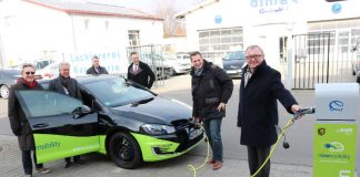 Landrat Ernst Walter Görisch nimmt die neue E- Ladesäule in Osthofen in Betrieb. Mit dabei sind v.r. Stadtbürgermeister Thomas Goller, Stefan Maurer (Kreisverwaltung), Frank Dinter (EWR), Jürgen von Massow (EWR) und Kreisbeigeordneter Klaus Mehring. (Foto: Simone Stier)