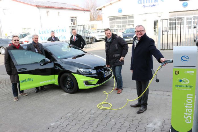 Landrat Ernst Walter Görisch nimmt die neue E- Ladesäule in Osthofen in Betrieb. Mit dabei sind v.r. Stadtbürgermeister Thomas Goller, Stefan Maurer (Kreisverwaltung), Frank Dinter (EWR), Jürgen von Massow (EWR) und Kreisbeigeordneter Klaus Mehring. (Foto: Simone Stier)