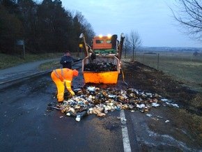 Aufräumarbeiten: Eine Entsorgungsfirma räumte den Brandschutt von der Straße.