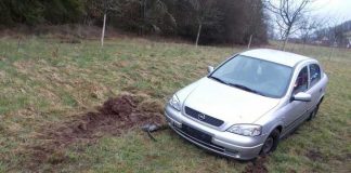 Die Frau war auf der regennassen Fahrbahn offensichtlich zu schnell unterwegs. In einer Rechtskurve, etwa 400 Meter vor Olsbrücken, kam ihr Wagen ins Schleudern und nach links von der Straße ab.