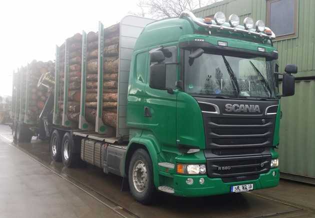 Holz-LKW auf der Waage