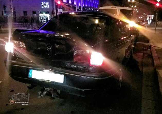 Der Opel Omega, der als dritter in der Reihe vor der Ampel stand, wurde als erster von dem Bus Der Opel Omega, der als dritter in der Reihe vor der Ampel stand, wurde als erster von dem Bus