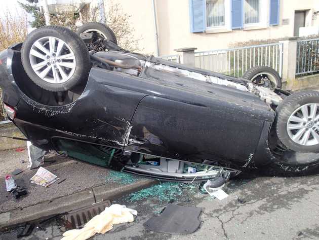 Nach Mißachtung der Vorfahrt landete der PKW auf dem Dach