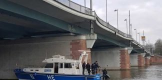 Ein Streifenboot der Wasserschutzpolizei sichert den Fundort