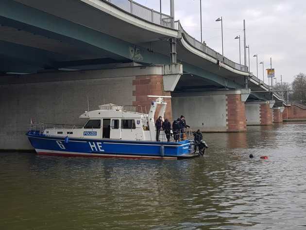 Ein Streifenboot der Wasserschutzpolizei sichert den Fundort