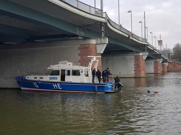 Ein Streifenboot der Wasserschutzpolizei sichert den Fundort Ein Streifenboot der Wasserschutzpolizei sichert den Fundort