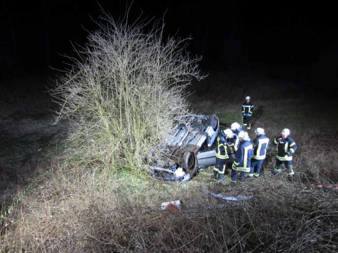 Der PKW überschlug sich und landete auf dem Dach im Grünstreifen (Foto: Presseteam der Feuerwehr VG Lambrecht)