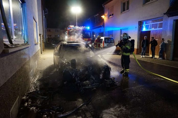 Am Fahrzeug entstand vermutlich Totalschaden, die Fassade des Gebäudes wurde beschädigt. (Foto: Feuerwehr Brühl)