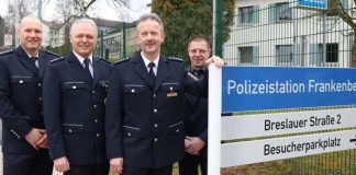 von links: Stellv. Dienststellenleiter PHK Ortwin Staude, Kriminaldirektor Achim Kaiser, der neue Dienststellenleiter PHK Jörg Petter und der scheidende Dienststellenleiter EPHK Ottmar Vöpel