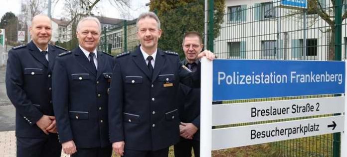 von links: Stellv. Dienststellenleiter PHK Ortwin Staude, Kriminaldirektor Achim Kaiser, der neue Dienststellenleiter PHK Jörg Petter und der scheidende Dienststellenleiter EPHK Ottmar Vöpel von links: Stellv. Dienststellenleiter PHK Ortwin Staude, Kriminaldirektor Achim Kaiser, der neue Dienststellenleiter PHK Jörg Petter und der scheidende Dienststellenleiter EPHK Ottmar Vöpel